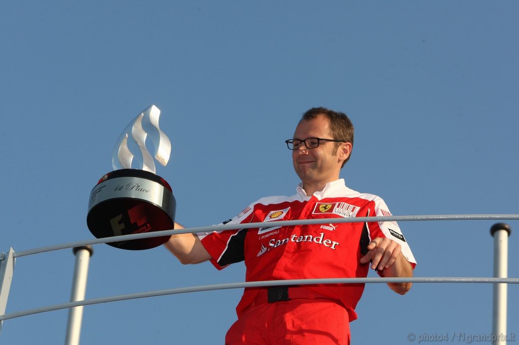 GP Italia, Festeggiamenti, Fernando Alonso (ESP), Ferrari, F10 vincitore, Stefano Domenicali (ITA), Head of the Gestione Sportiva 