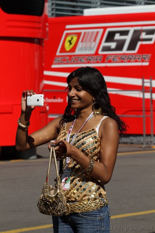 GP Italia, Prove Libere 1, Venerdi', ragazza nel paddock 