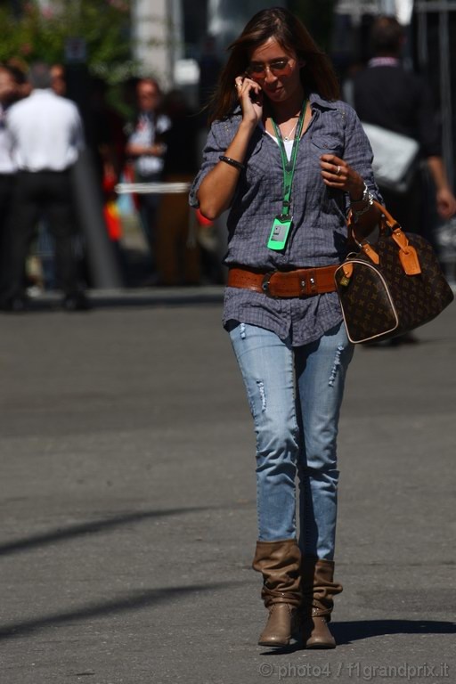 GP Italia, Prove Libere 2, Venerdi', ragazza nel paddock 