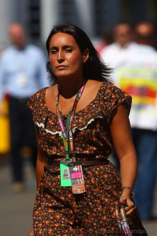 GP Italia, Prove Libere 2, Venerdi', ragazza nel paddock