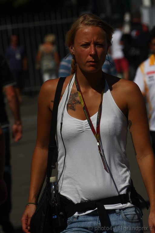 GP Italia, Prove Libere 2, Venerdi', ragazza nel paddock 