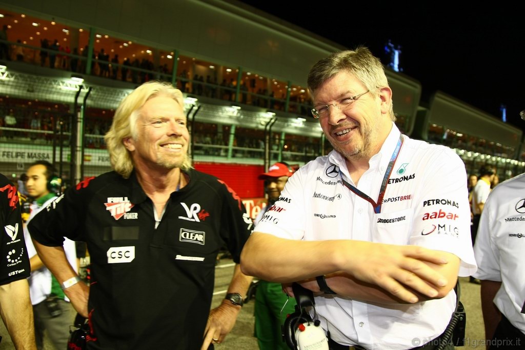 GP Singapore, Gara, Sir Richard Branson (GBR) CEO of the Virgin Group e Ross Brawn (GBR), Team Principal, Mercedes GP 