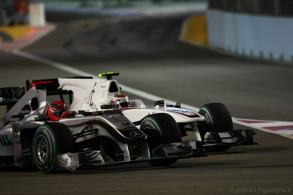GP Singapore, Gara, Michael Schumacher (GER), Mercedes GP  F1 Team, MGP W01 e Kamui Kobayashi (JAP), BMW Sauber F1 Team, C29 