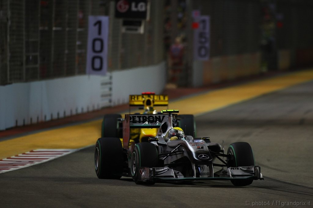 GP Singapore, Gara, Nico Rosberg (GER), Mercedes GP F1 Team, MGP W01 davanti a Robert Kubica (POL), Renault F1 Team, R30 