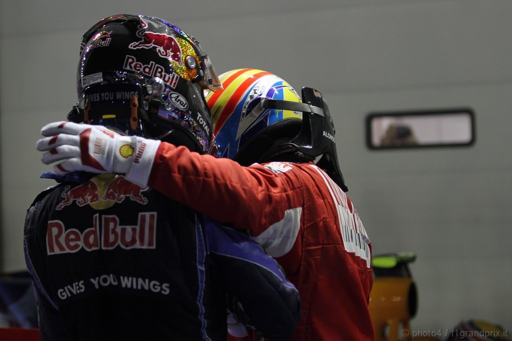 GP Singapore, Gara, Fernando Alonso (ESP), Ferrari, F10 vincitore e Sebastian Vettel (GER), Red Bull Racing, RB6 secondo 
