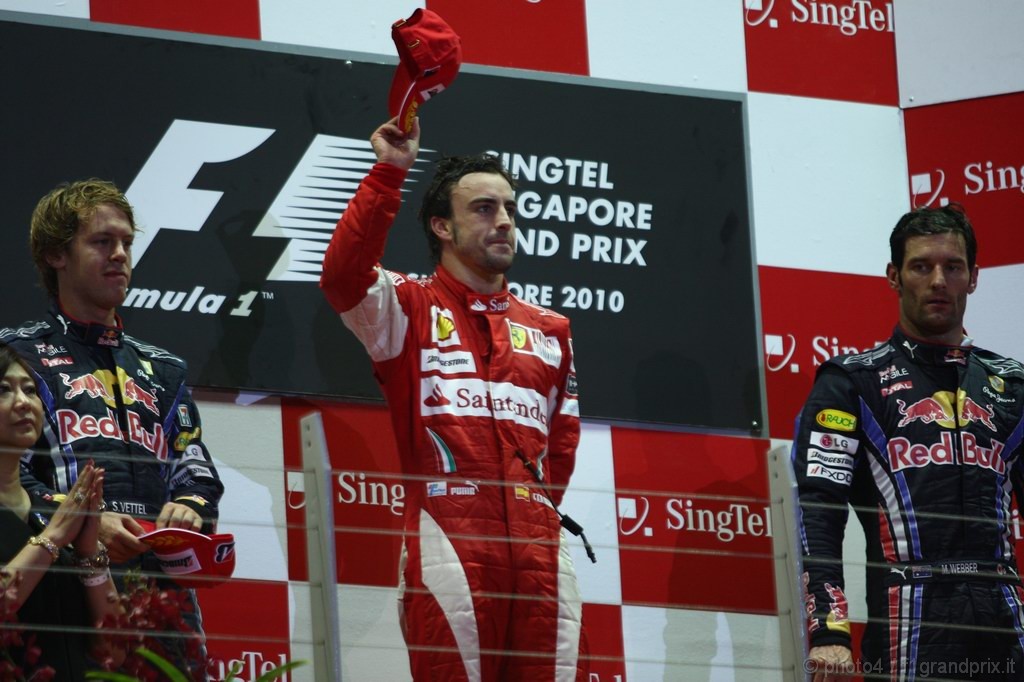 GP Singapore, Gara, Fernando Alonso (ESP), Ferrari, F10 vincitore, Sebastian Vettel (GER), Red Bull Racing, RB6 secondo, Mark Webber (AUS), Red Bull Racing, RB6 terzo 