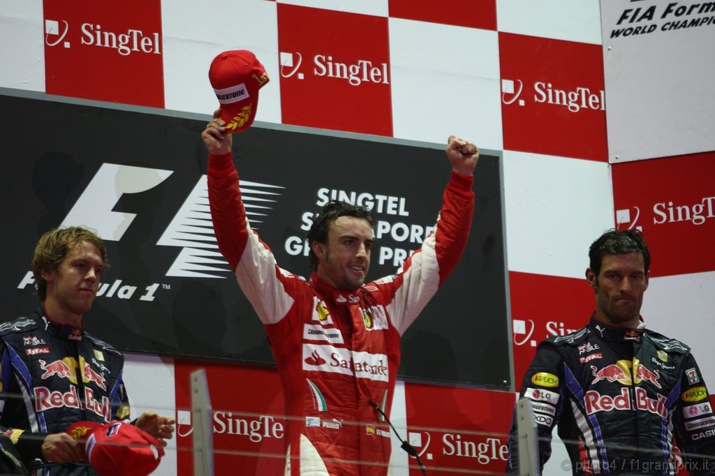 GP Singapore, Gara, Fernando Alonso (ESP), Ferrari, F10 vincitore, Sebastian Vettel (GER), Red Bull Racing, RB6 secondo, Mark Webber (AUS), Red Bull Racing, RB6 terzo 
