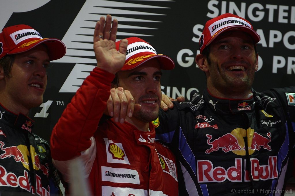 GP Singapore, Gara, Fernando Alonso (ESP), Ferrari, F10 vincitore, Sebastian Vettel (GER), Red Bull Racing, RB6 secondo e Mark Webber (AUS), Red Bull Racing, RB6 terzo 