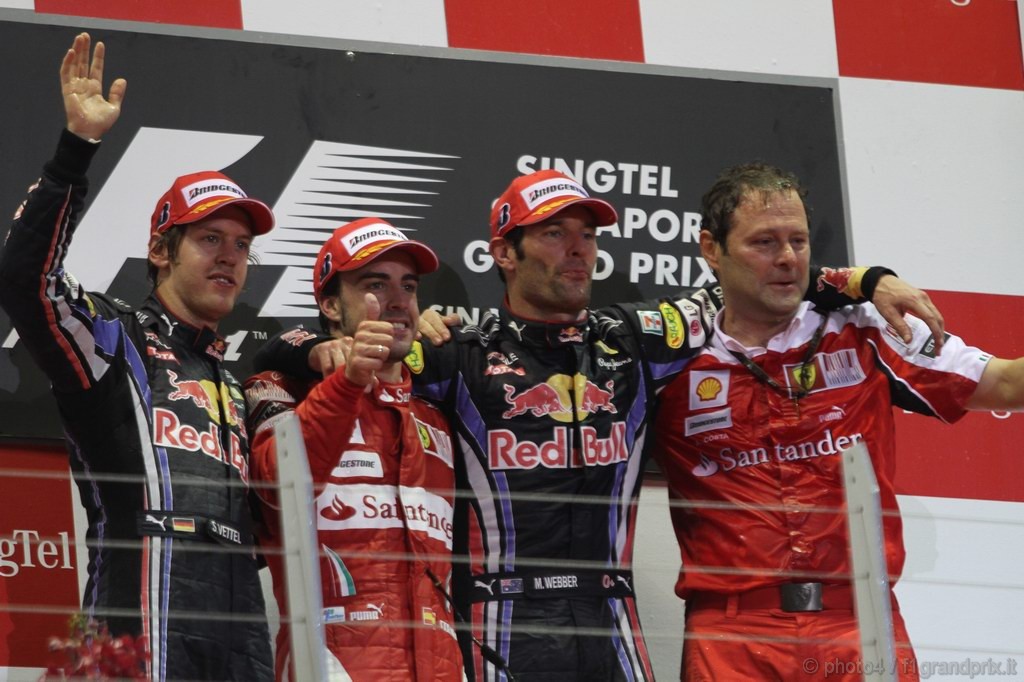 GP Singapore, Gara, Fernando Alonso (ESP), Ferrari, F10 vincitore, Sebastian Vettel (GER), Red Bull Racing, RB6 secondo, Mark Webber (AUS), Red Bull Racing, RB6 terzo e Aldo Costa (ITA), Technical Director, Ferrari   