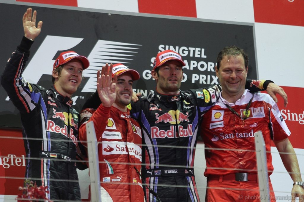 GP Singapore, Gara, Fernando Alonso (ESP), Ferrari, F10 vincitore, Sebastian Vettel (GER), Red Bull Racing, RB6 secondo, Mark Webber (AUS), Red Bull Racing, RB6 terzo e Aldo Costa (ITA), Technical Director, Ferrari   