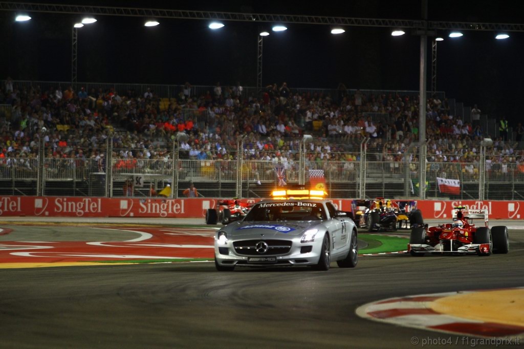 GP Singapore, Gara, Safety car davanti a Fernando Alonso (ESP), Ferrari, F10 