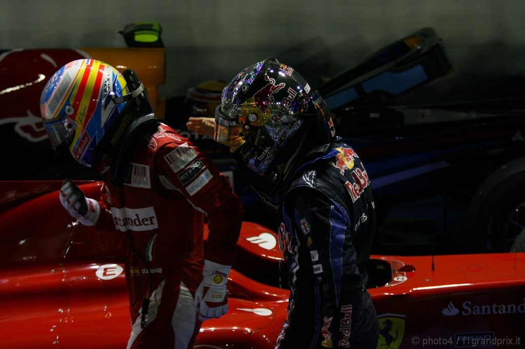 GP Singapore, Gara, Fernando Alonso (ESP), Ferrari, F10 vincitore e Sebastian Vettel (GER), Red Bull Racing, RB6 secondo 