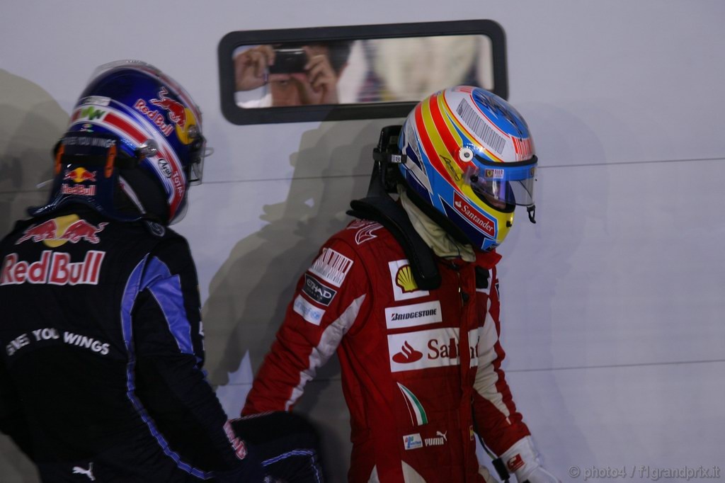 GP Singapore, Gara, Fernando Alonso (ESP), Ferrari, F10 vincitore e Sebastian Vettel (GER), Red Bull Racing, RB6 secondo 