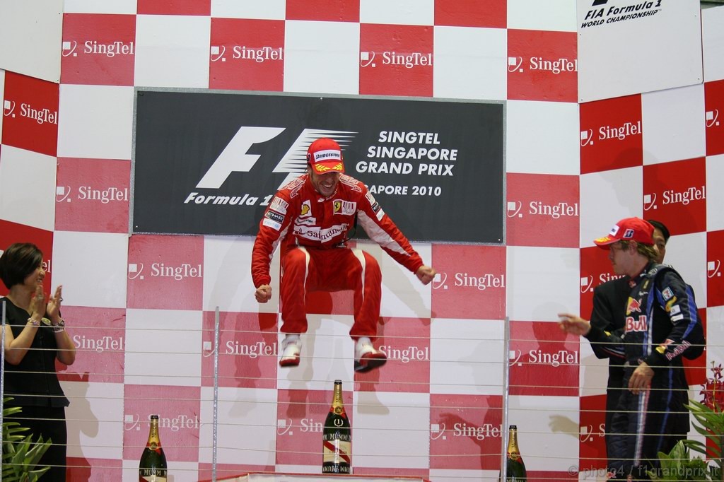 GP Singapore, Gara, Fernando Alonso (ESP), Ferrari, F10 vincitore e Sebastian Vettel (GER), Red Bull Racing, RB6 secondo 