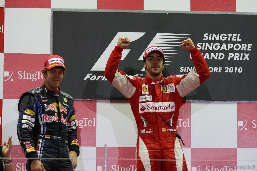 GP Singapore, Gara, Fernando Alonso (ESP), Ferrari, F10 vincitore e Sebastian Vettel (GER), Red Bull Racing, RB6 secondo 