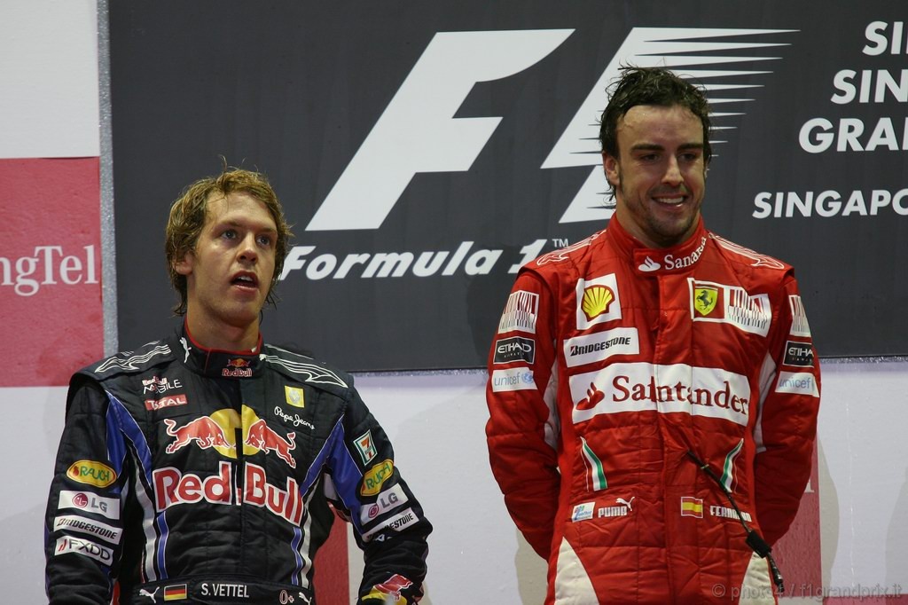 GP Singapore, Gara, Fernando Alonso (ESP), Ferrari, F10 vincitore e Sebastian Vettel (GER), Red Bull Racing, RB6 secondo 