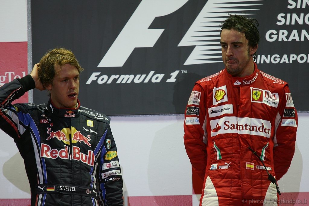 GP Singapore, Gara, Fernando Alonso (ESP), Ferrari, F10 vincitore e Sebastian Vettel (GER), Red Bull Racing, RB6 secondo 