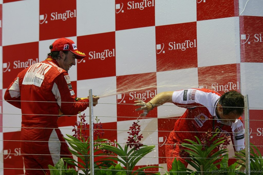 GP Singapore, Gara, Fernando Alonso (ESP), Ferrari, F10 vincitore e Aldo Costa (ITA), Technical Director, Ferrari   