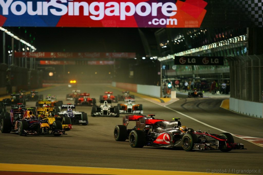 GP Singapore, Gara, Lewis Hamilton (GBR), McLaren  Mercedes, MP4-25 e Jenson Button (GBR), McLaren  Mercedes, MP4-25 