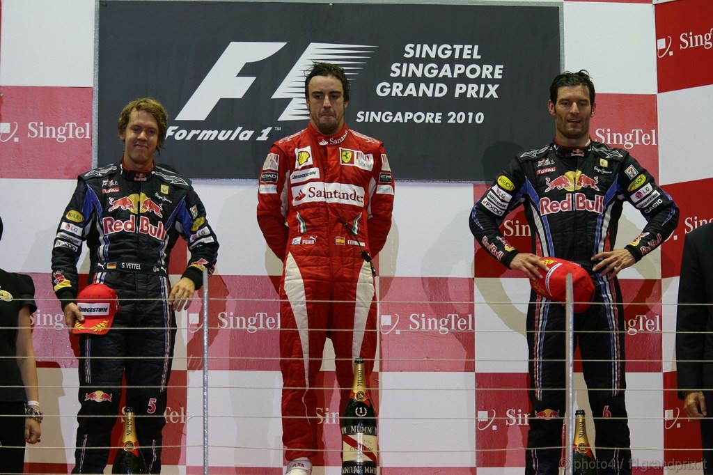 GP Singapore, Gara, Fernando Alonso (ESP), Ferrari, F10 vincitore, Sebastian Vettel (GER), Red Bull Racing, RB6 secondo, Mark Webber (AUS), Red Bull Racing, RB6 terzo 