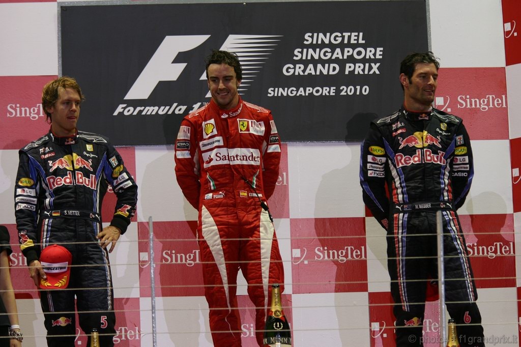 GP Singapore, Gara, Fernando Alonso (ESP), Ferrari, F10 vincitore, Sebastian Vettel (GER), Red Bull Racing, RB6 secondo, Mark Webber (AUS), Red Bull Racing, RB6 terzo 