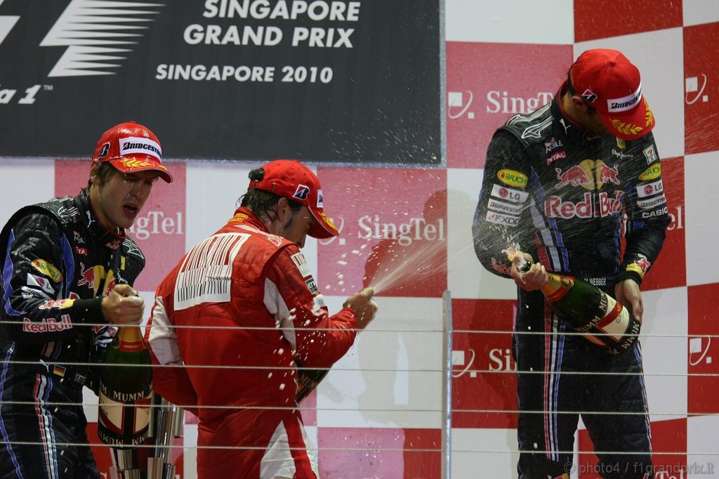 GP Singapore, Gara, Fernando Alonso (ESP), Ferrari, F10 vincitore, Sebastian Vettel (GER), Red Bull Racing, RB6 secondo, Mark Webber (AUS), Red Bull Racing, RB6 terzo 