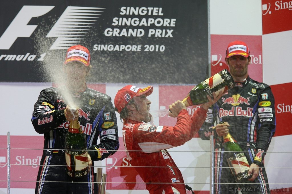 GP Singapore, Gara, Fernando Alonso (ESP), Ferrari, F10 vincitore, Sebastian Vettel (GER), Red Bull Racing, RB6 secondo, Mark Webber (AUS), Red Bull Racing, RB6 terzo 