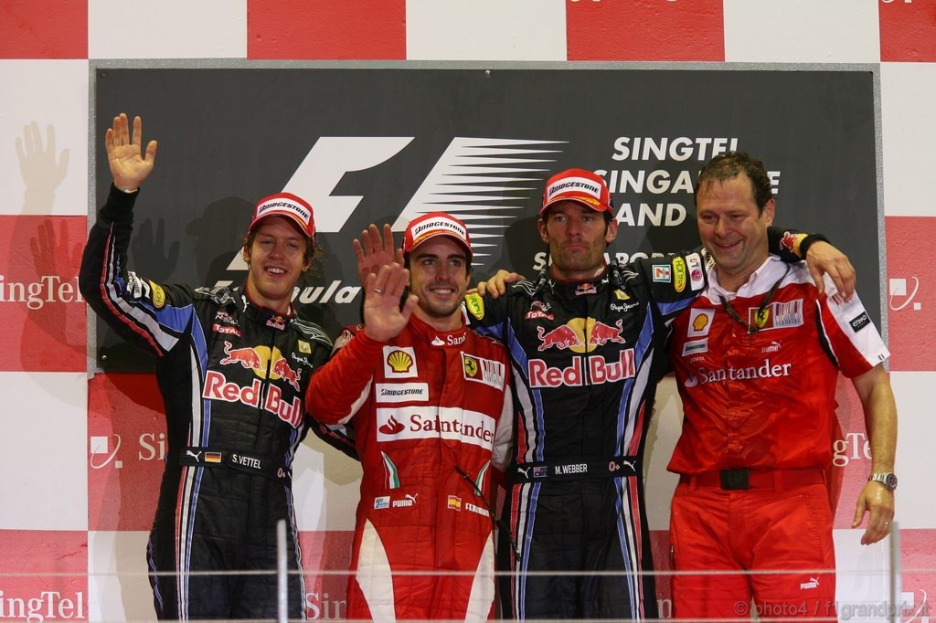 GP Singapore, Gara, Fernando Alonso (ESP), Ferrari, F10 vincitore, Sebastian Vettel (GER), Red Bull Racing, RB6 secondo, Mark Webber (AUS), Red Bull Racing, RB6 terzo e Aldo Costa (ITA), Technical Director, Ferrari   