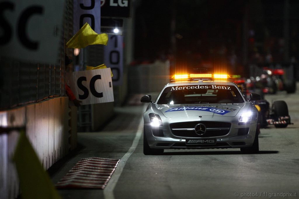 GP Singapore, Gara, Safety car davanti a Fernando Alonso (ESP), Ferrari, F10 