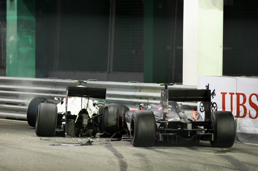 GP Singapore, Gara, Bruno Senna (BRA), Hispania Racing F1 Team (HRT), F110 e Kamui Kobayashi (JAP), BMW Sauber F1 Team, C29 crash 
