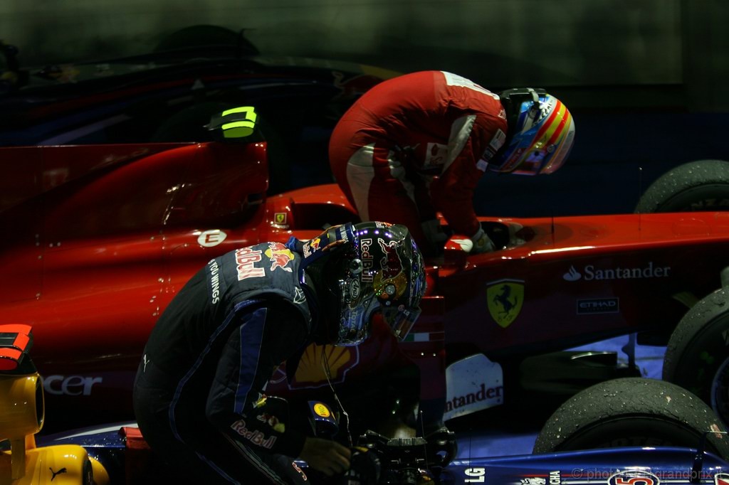 GP Singapore, Gara, Sebastian Vettel (GER), Red Bull Racing, RB6 secondo e Fernando Alonso (ESP), Ferrari, F10 vincitore 