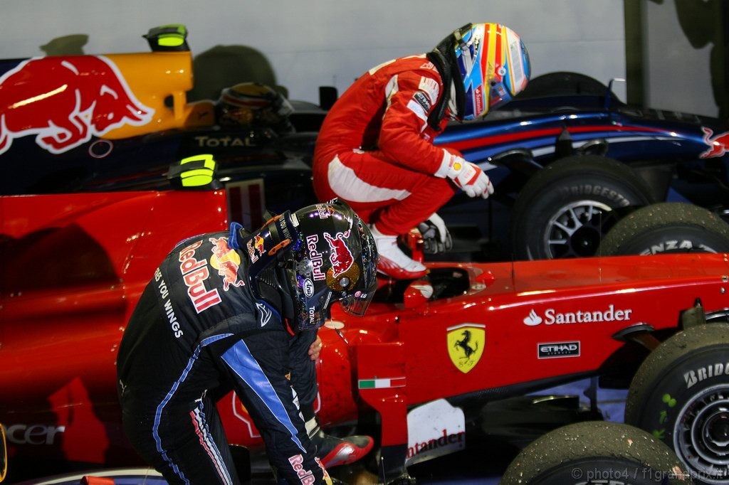 GP Singapore, Gara, Sebastian Vettel (GER), Red Bull Racing, RB6 secondo e Fernando Alonso (ESP), Ferrari, F10 vincitore 