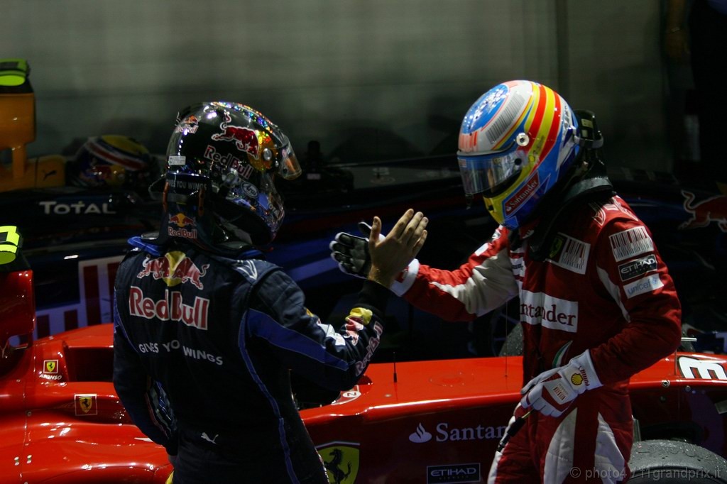 GP Singapore, Gara, Sebastian Vettel (GER), Red Bull Racing, RB6 secondo e Fernando Alonso (ESP), Ferrari, F10 vincitore 