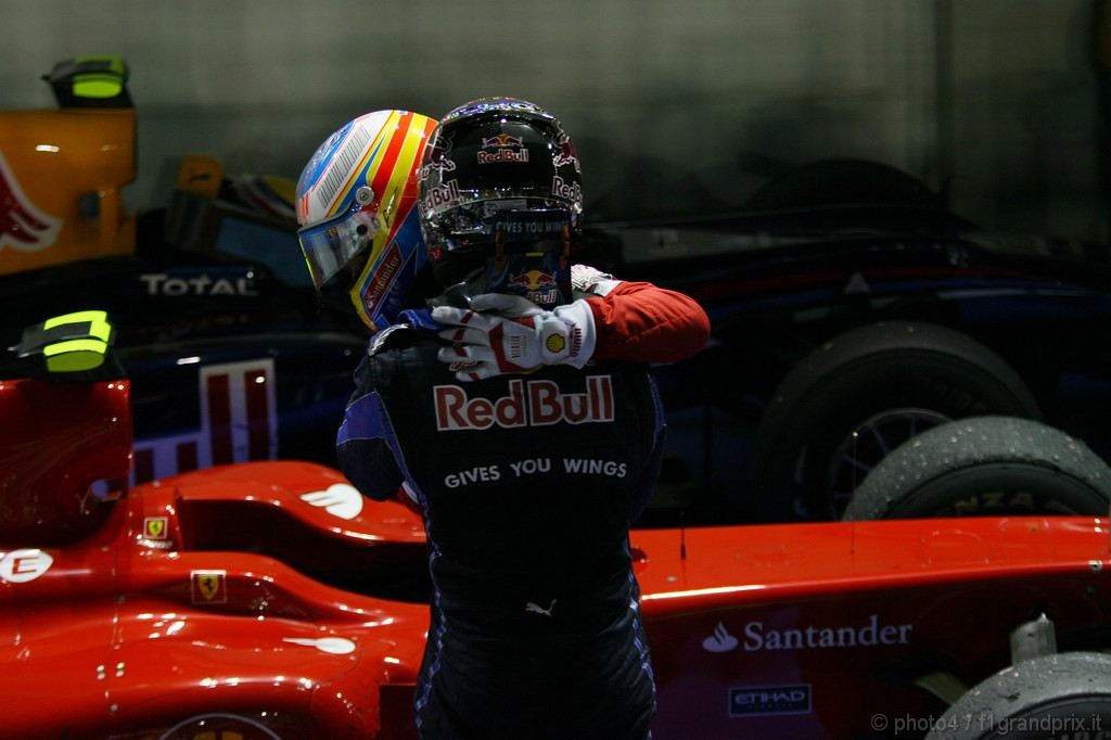 GP Singapore, Gara, Sebastian Vettel (GER), Red Bull Racing, RB6 secondo e Fernando Alonso (ESP), Ferrari, F10 vincitore 