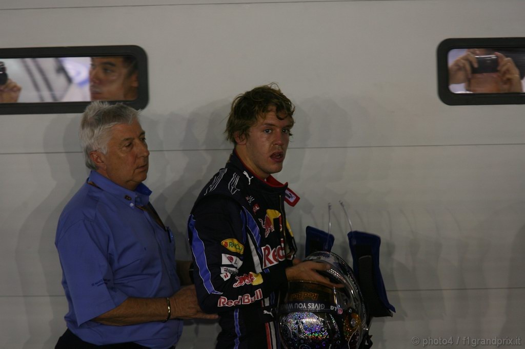 GP Singapore, Gara, Sebastian Vettel (GER), Red Bull Racing, RB6 secondo e Charlie Whiting (GBR), Gara director e safety delegate  