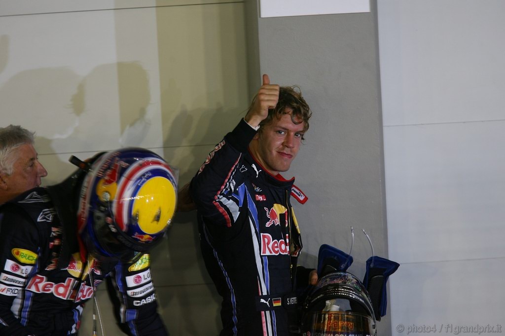 GP Singapore, Gara, Sebastian Vettel (GER), Red Bull Racing, RB6 secondo e Mark Webber (AUS), Red Bull Racing, RB6 terzo 