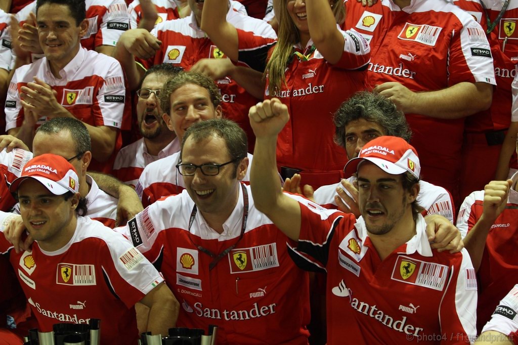 GP Singapore, Gara Festeggiamenti, Felipe Massa (BRA), Ferrari, F10, Stefano Domenicali (ITA), Head of the Gestione Sportiva e Fernando Alonso (ESP), Ferrari, F10 vincitore 