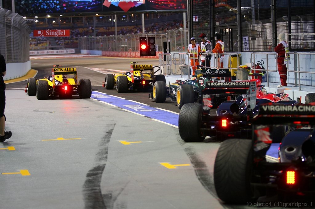 GP Singapore, Prove Libere 3, Sabato, Robert Kubica (POL), Renault F1 Team, R30 e Vitaly Petrov (RUS), Renault F1 Team, R30 