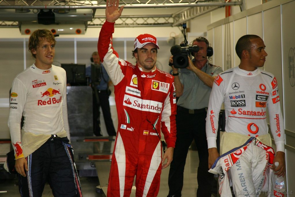 GP Singapore, Qualifiche, Fernando Alonso (ESP), Ferrari, F10 pole position, Sebastian Vettel (GER), Red Bull Racing, RB6 secondo e Lewis Hamilton (GBR), McLaren  Mercedes, MP4-25 terzo 