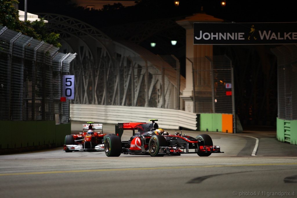 GP Singapore, Qualifiche, Lewis Hamilton (GBR), McLaren  Mercedes, MP4-25 davanti a Fernando Alonso (ESP), Ferrari, F10 