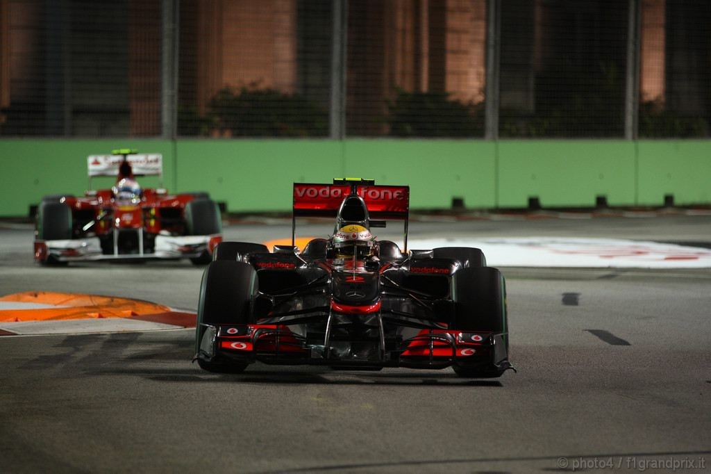 GP Singapore, Qualifiche, Lewis Hamilton (GBR), McLaren  Mercedes, MP4-25 davanti a Fernando Alonso (ESP), Ferrari, F10 