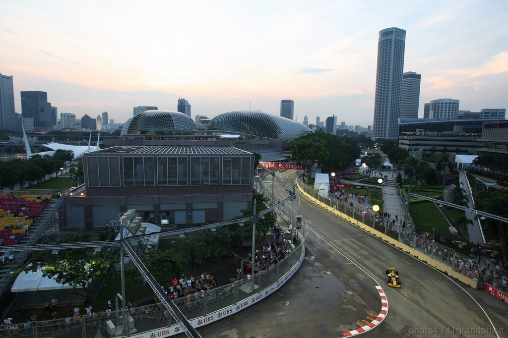GP Singapore, Prove Libere 1, Venerdi', Vitaly Petrov (RUS), Renault F1 Team, R30 