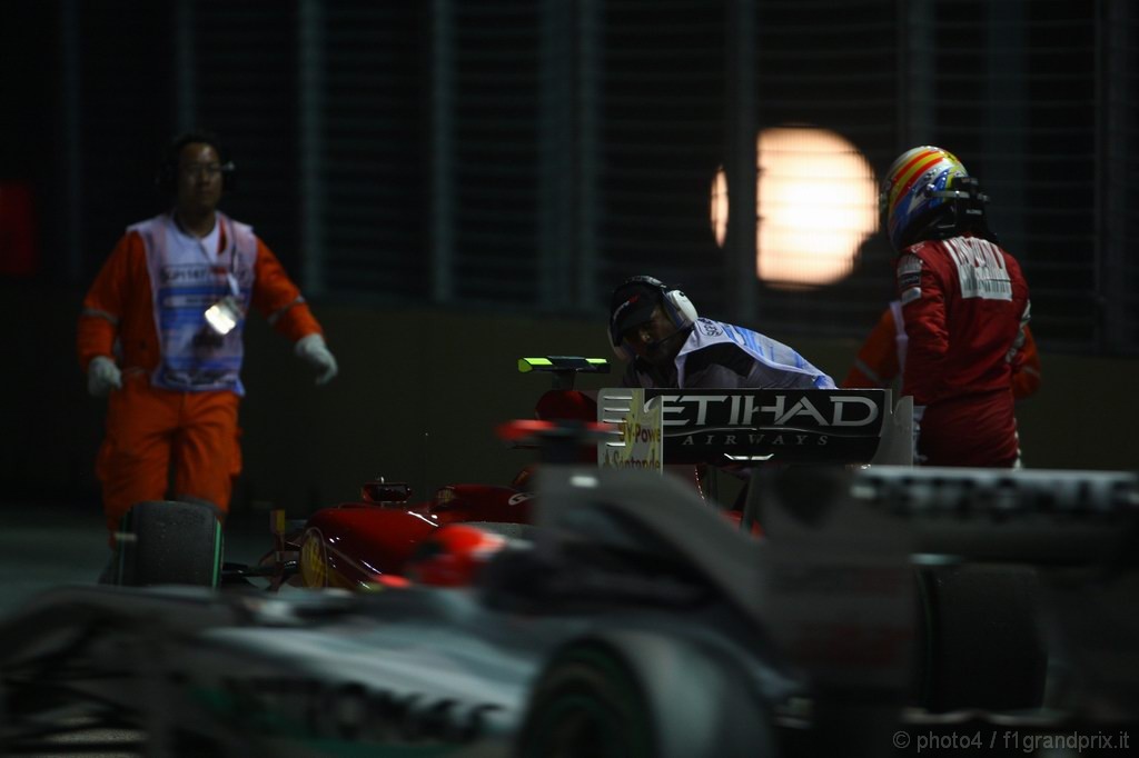 GP Singapore, Prove Libere 2, Venerdi', Michael Schumacher (GER), Mercedes GP  F1 Team, MGP W01 pass e Fernando Alonso (ESP), Ferrari, F10 retires from the practice