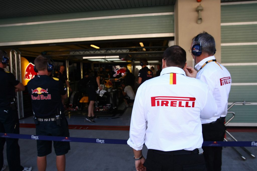 Test Pirelli Abu Dhabi, 
Pirelli staff 