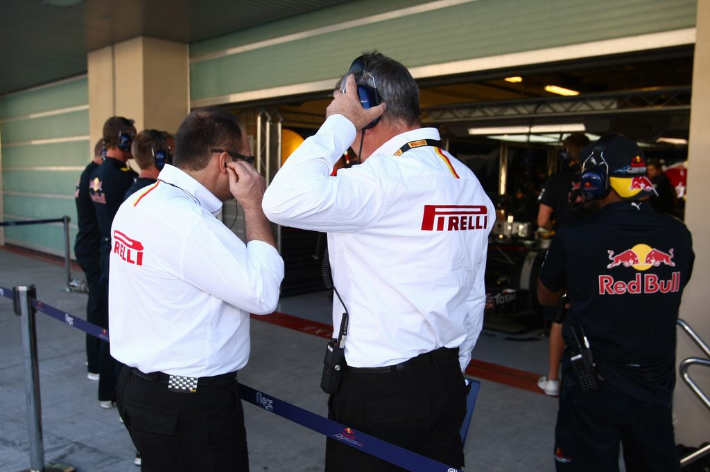 Test Pirelli Abu Dhabi,  
Pirelli staff 