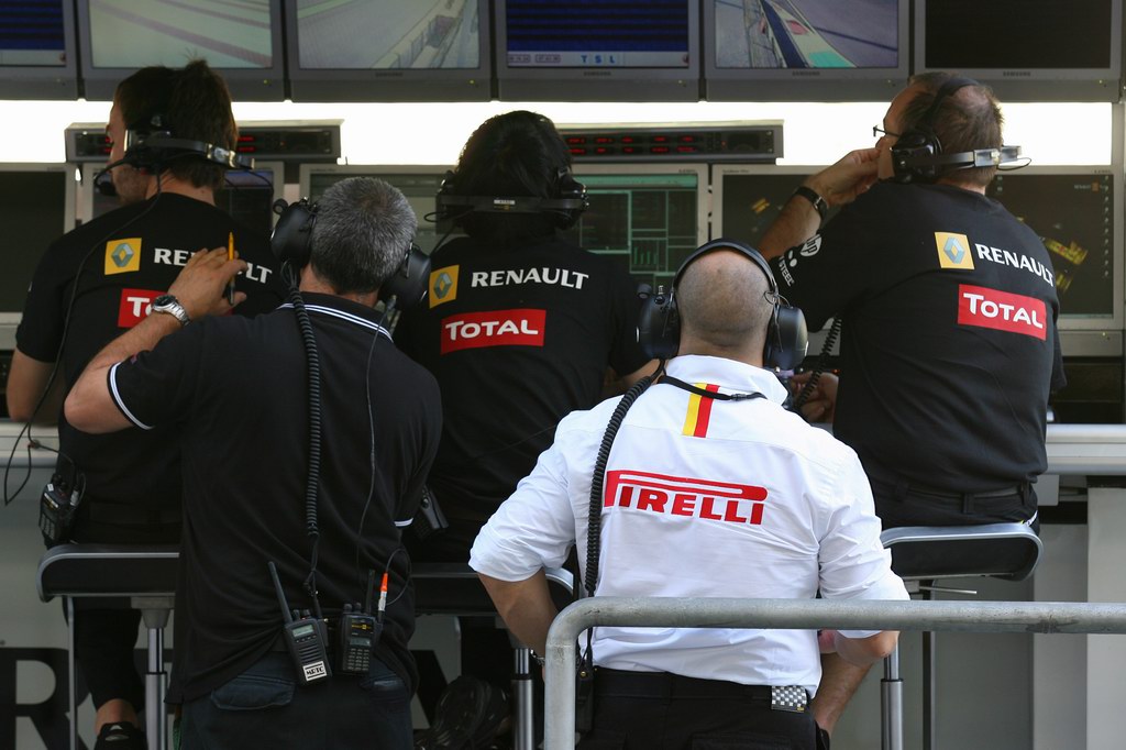 Test Pirelli Abu Dhabi, 
Pirelli staff 