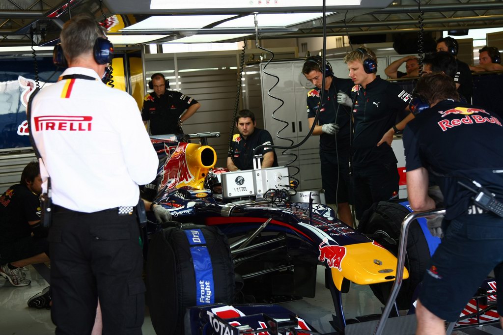 Test Pirelli Abu Dhabi, 
Pirelli staff with Sebastian Vettel (GER), Red Bull Racing 