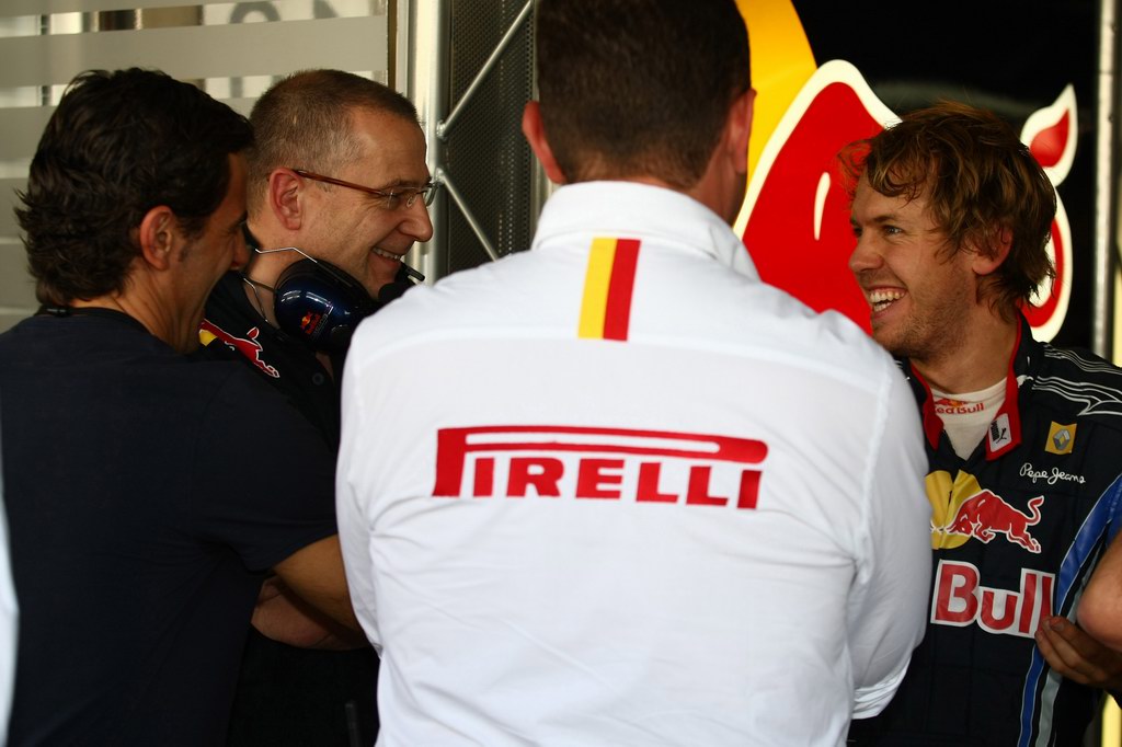 Test Pirelli Abu Dhabi, 
Pedro de la Rosa (ESP) e Sebastian Vettel (GER), Red Bull Racing 