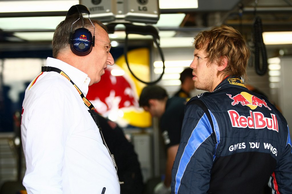 Test Pirelli Abu Dhabi, 
Pirelli staff with Sebastian Vettel (GER), Red Bull Racing 