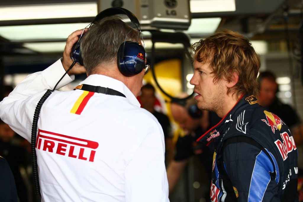 Test Pirelli Abu Dhabi, 
Pirelli staff with Sebastian Vettel (GER), Red Bull Racing 